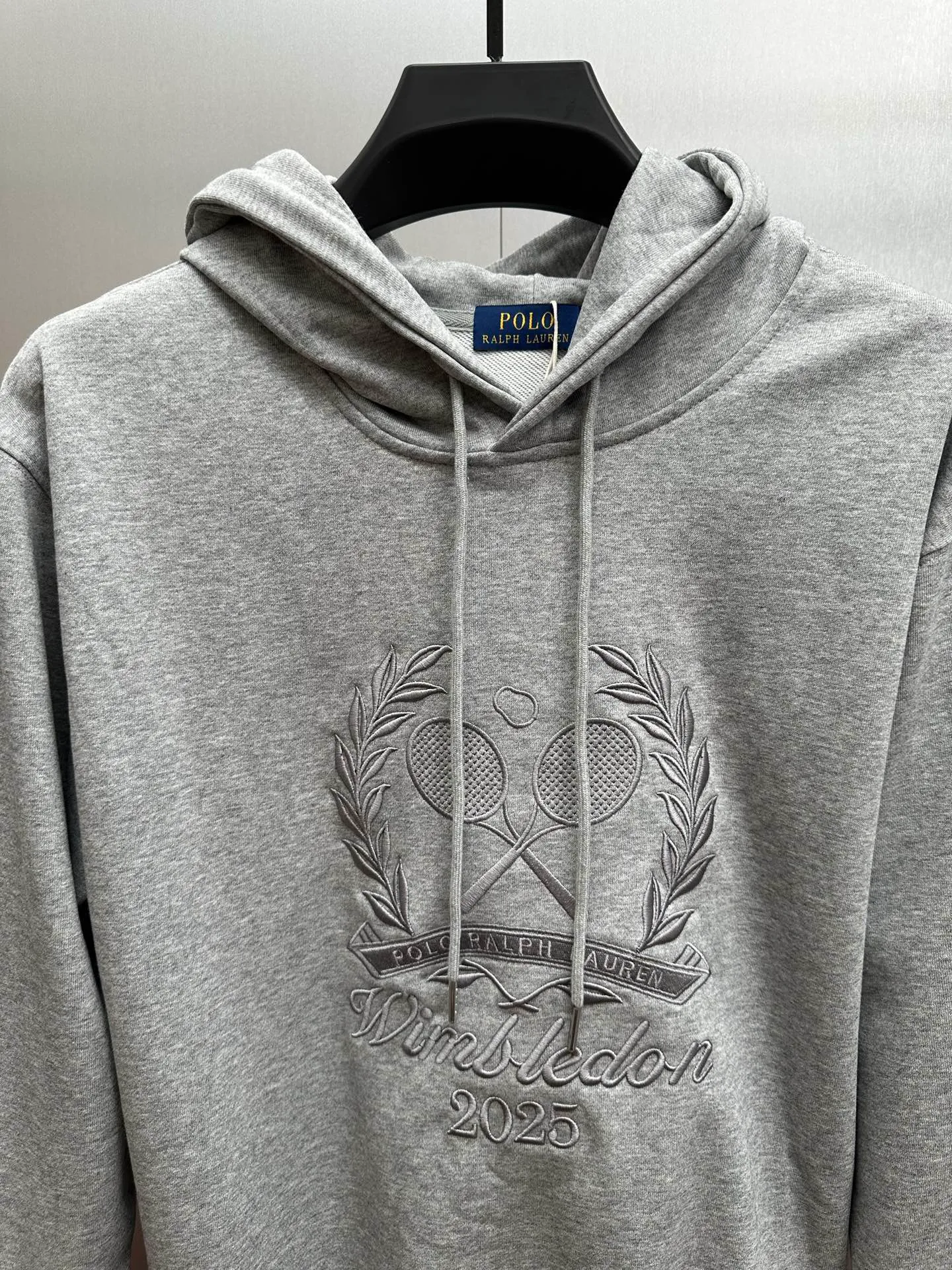P280 RalphLauren/Ralph Lauren 2025 new autumn and winter large embroidered hooded sweatshirt Ralph Lauren's age-reducing item, the coat fabric is made of 60% cotton ➕40% polyester, which not only retains the softness, comfort and breathability of cotton, but also adds the wear resistance and wrinkle resistance of polyester fiber, making the clothes more durable and easy to care for. Even in slightly cooler weather, you won't feel stuffy when wearing it. This kind of fabric has a natural crisp feel and is not easy to pill or deform. Hooded design effectively improves thermal insulation performance. The embroidery on the chest and the fabric are of the same color. The colors are full, three-dimensional and lifelike, adding a bit of liveliness and interest to the whole sweatshirt. There is no pressure to dress, regardless of age or gender. Complete accessories!  Color: navy blue, black, gray size: S-xL